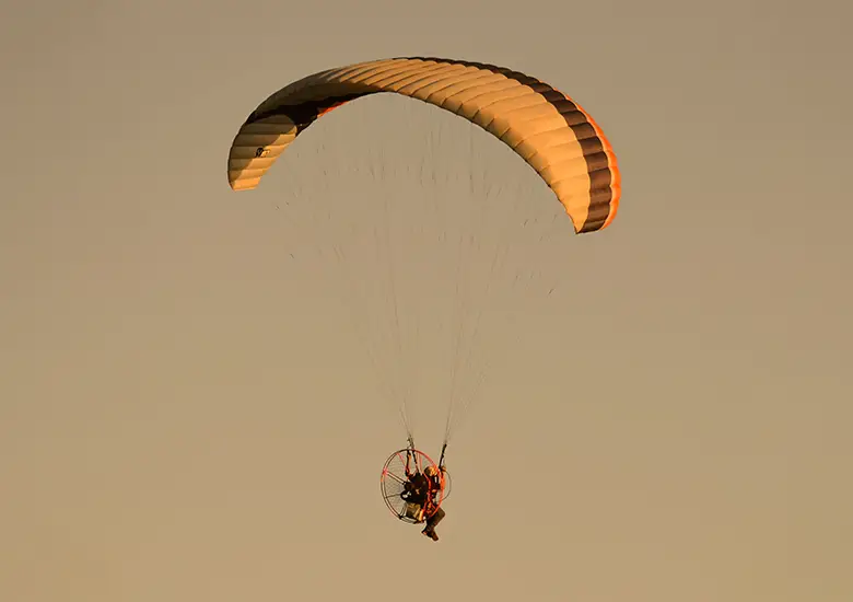 paramotoring in jaisalmer with damodra desert camp