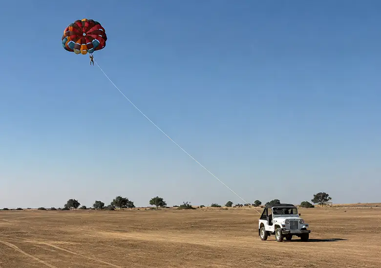 parasailing in jaisalmer with damodra desert camp